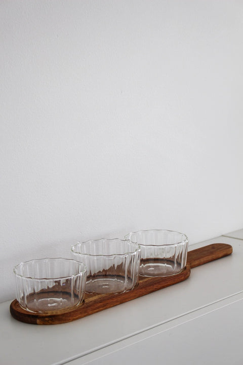 Tabletts aus Akazienholz mit Glasbehälter