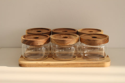 Ensemble de 6 Bocaux en Verre avec Plateau en Bois d’Acacia – 250 ml