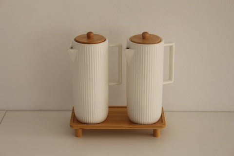 Duo de Cruches en Porcelaine Blanche avec Couvercles & Support en Bambou – 500 ml