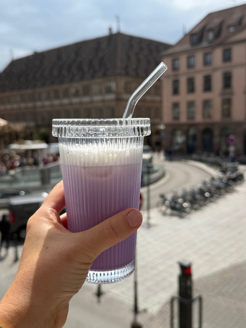 Glasbecher mit Strohhalm