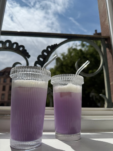Glasbecher mit Strohhalm