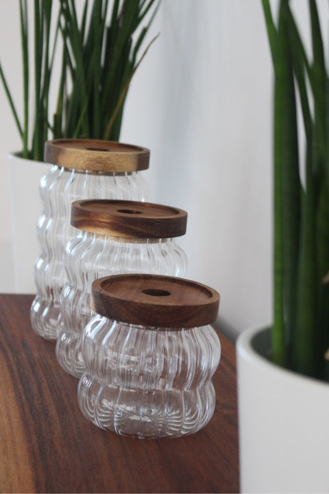Ensemble de 3 Bocaux Ondulés en Verre Strié & Bois d’Acacia – 350 ml / 550 ml / 750 ml
