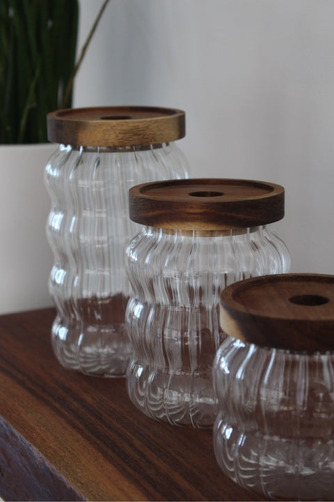Ensemble de 3 Bocaux Ondulés en Verre Strié & Bois d’Acacia – 350 ml / 550 ml / 750 ml