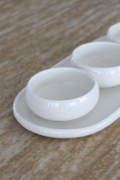 Plateau + 3 bols en porcelaine blanche